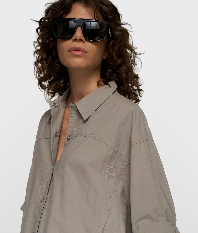 krotka-koszula-oversize-z-elastycznym-dolem-khaki-02