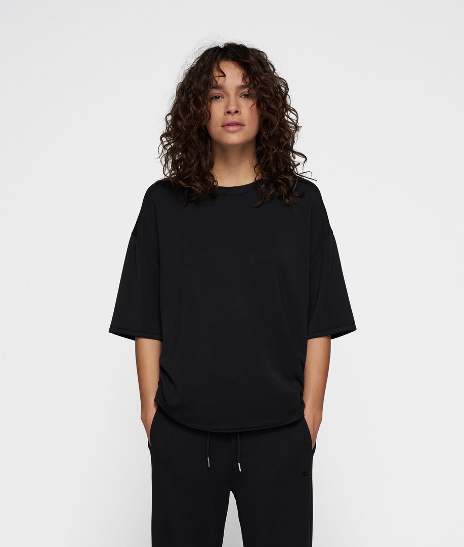 t-shirt-oversize-z-lejacej-tkaniny-01-galeria