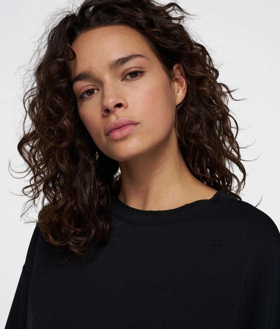 t-shirt-oversize-z-lejacej-tkaniny-02-galeria