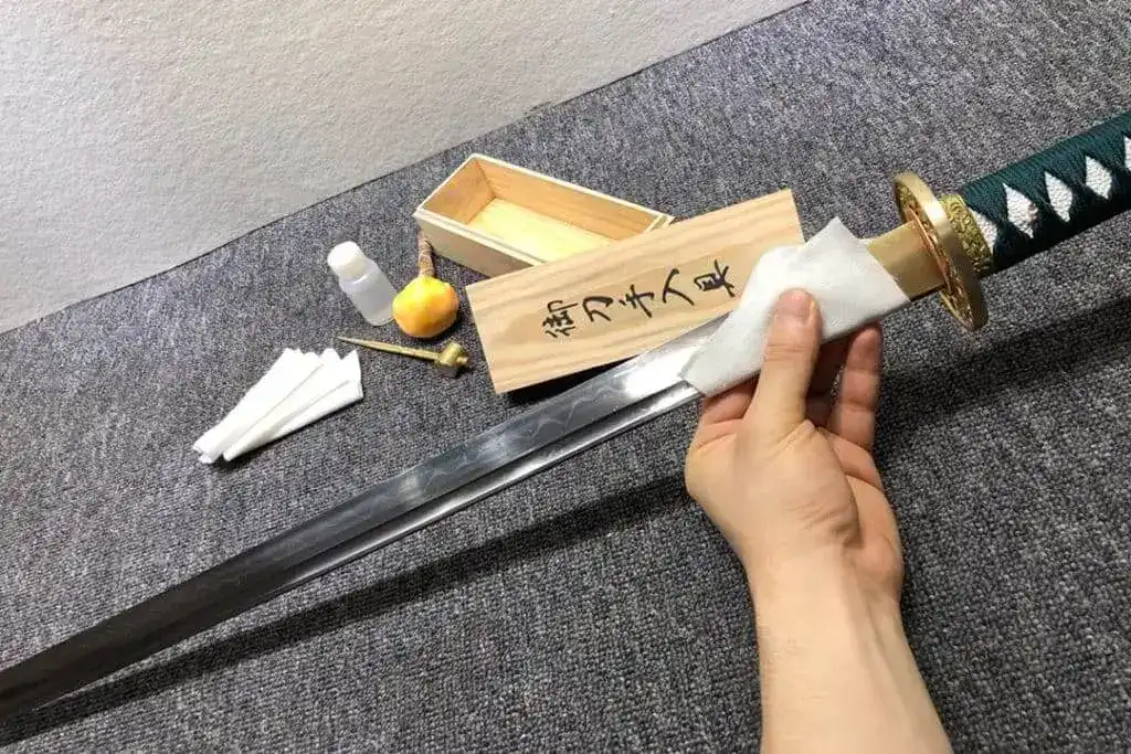 Cleaning a katana blade safely