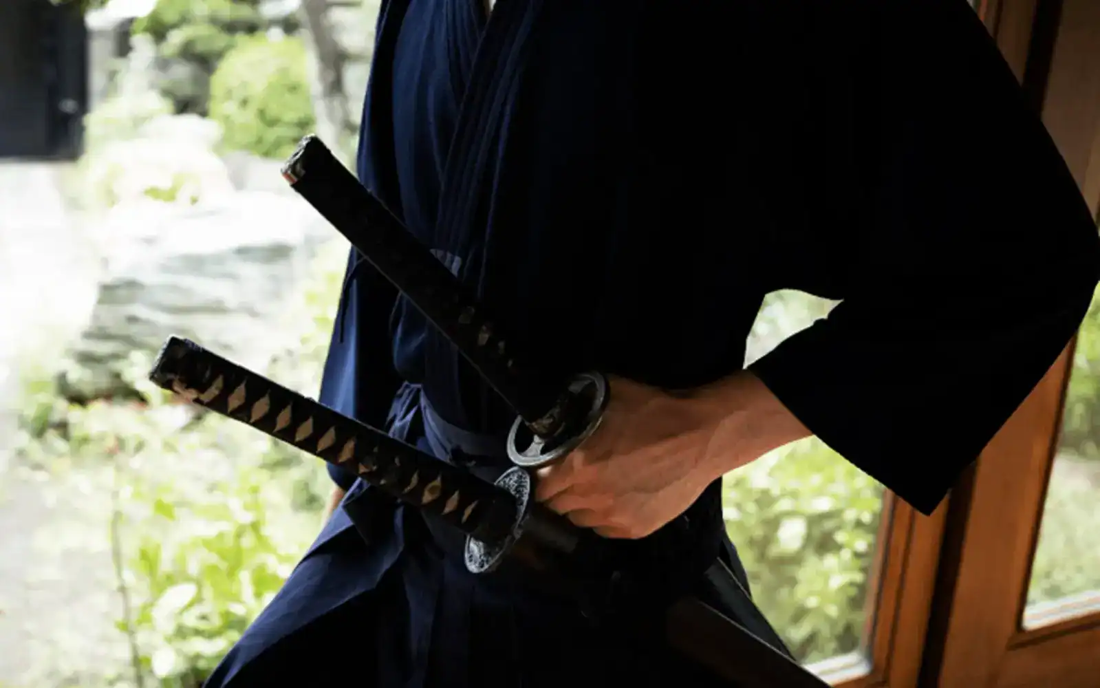 How to wear a katana