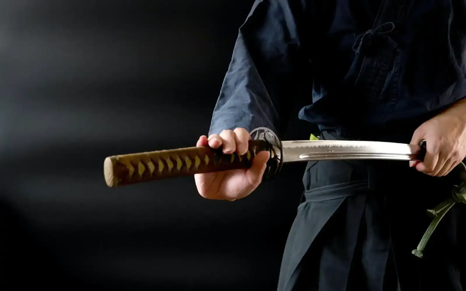 Proper two-handed katana grip