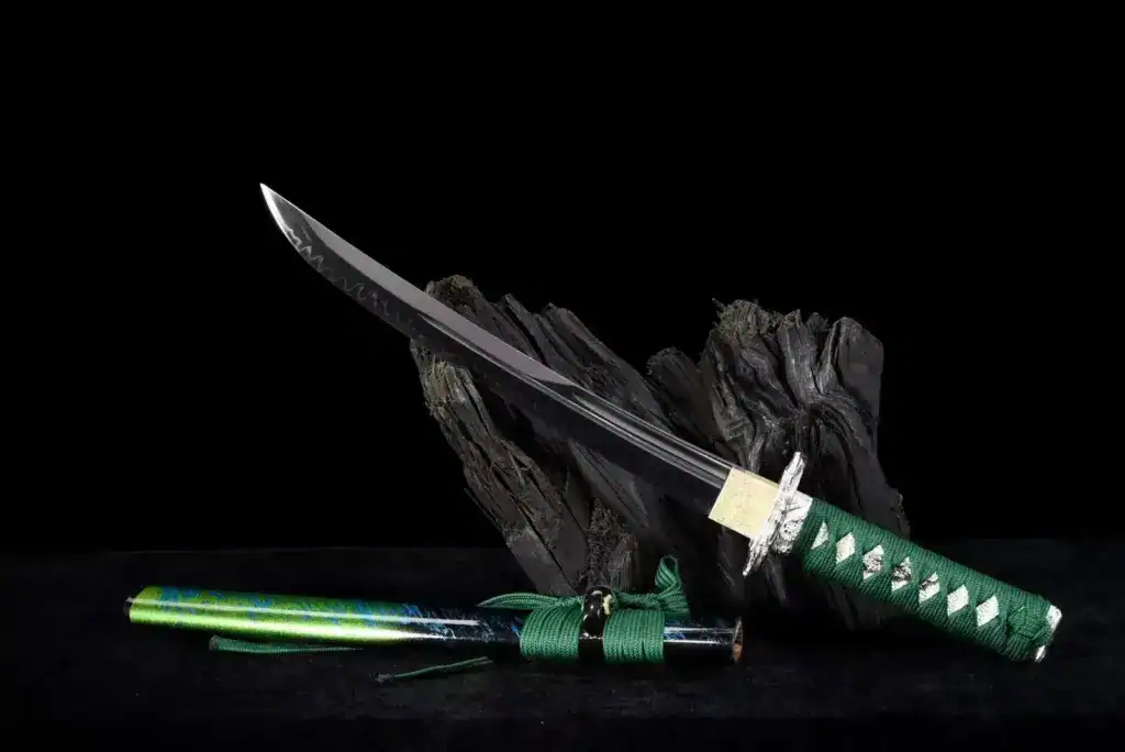 green mounted traditional tanto display