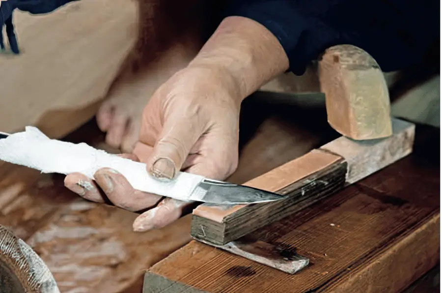 Professional polishing the katana kissaki