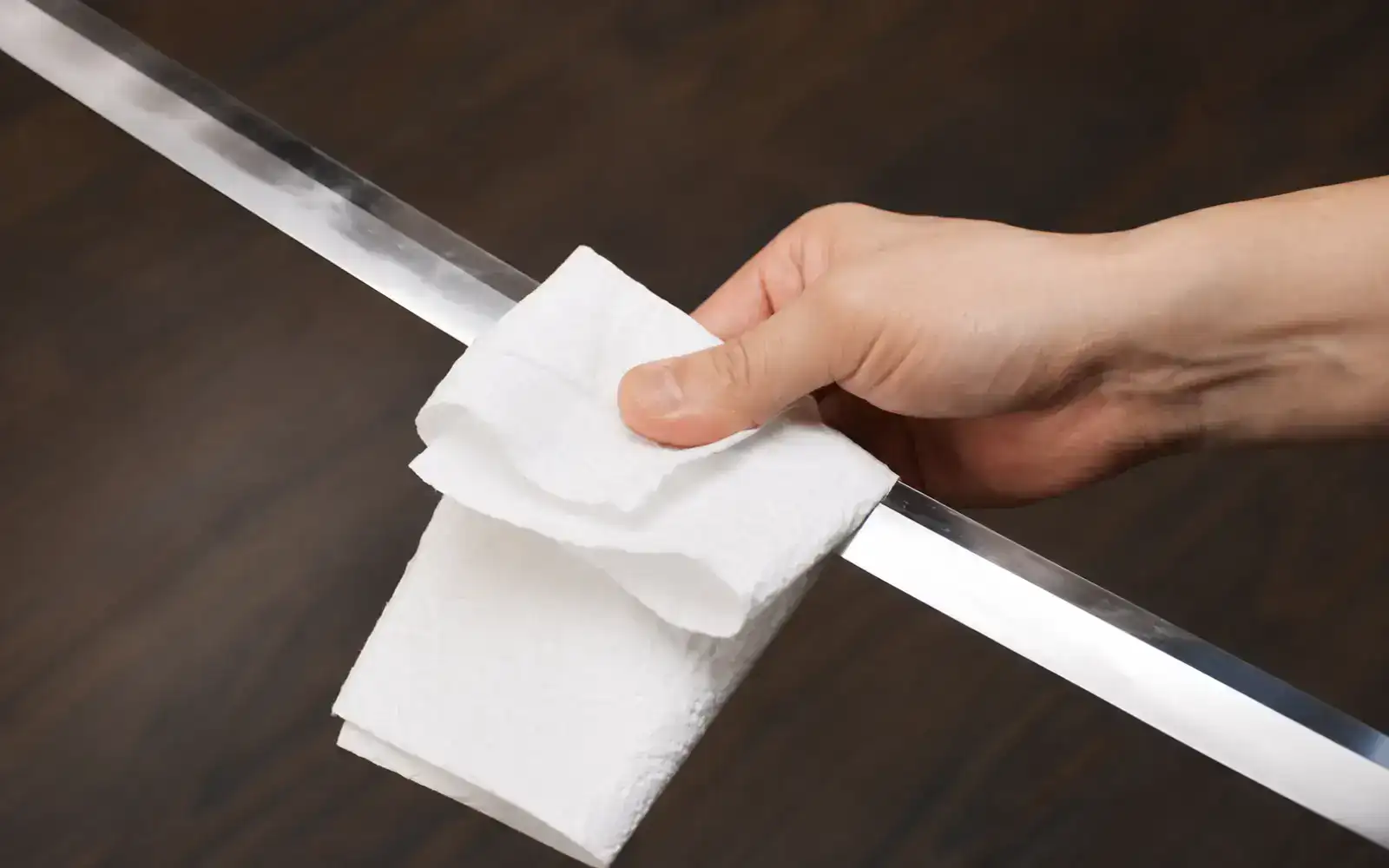 cleaning katana blade with cloth