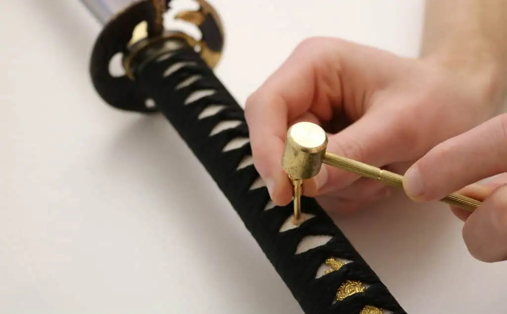 Tapping out katana mekugi peg
