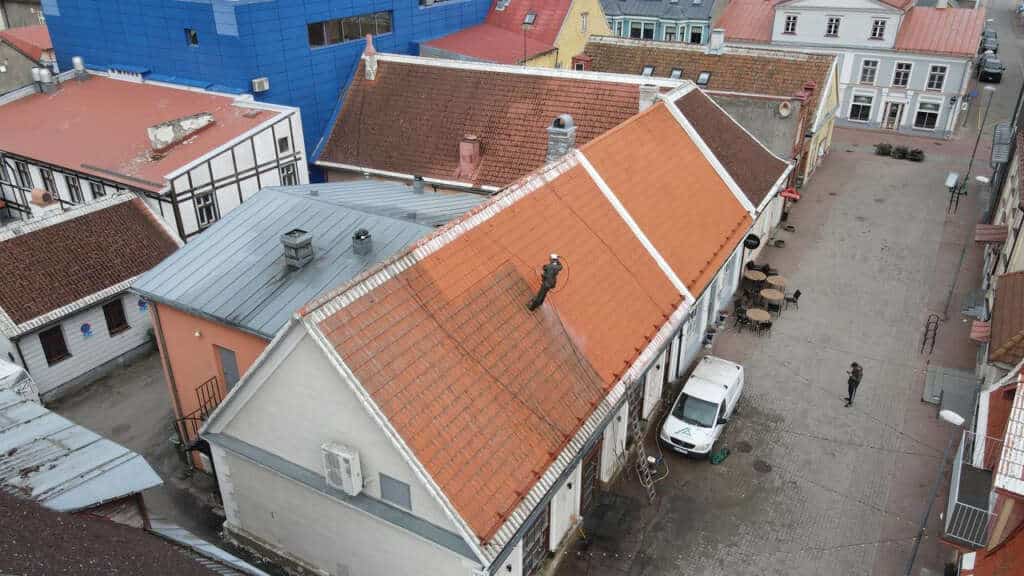 Pruuni katuse pesemine.