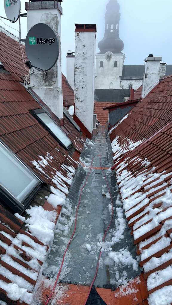 Lumest koristatud punane katus