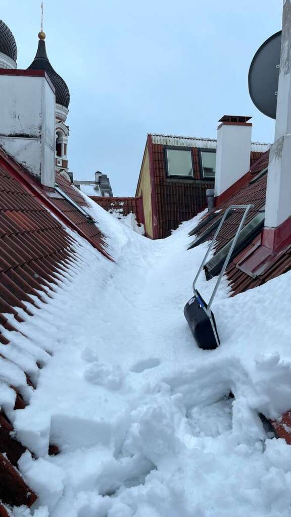 Lumest kaetud punane katus