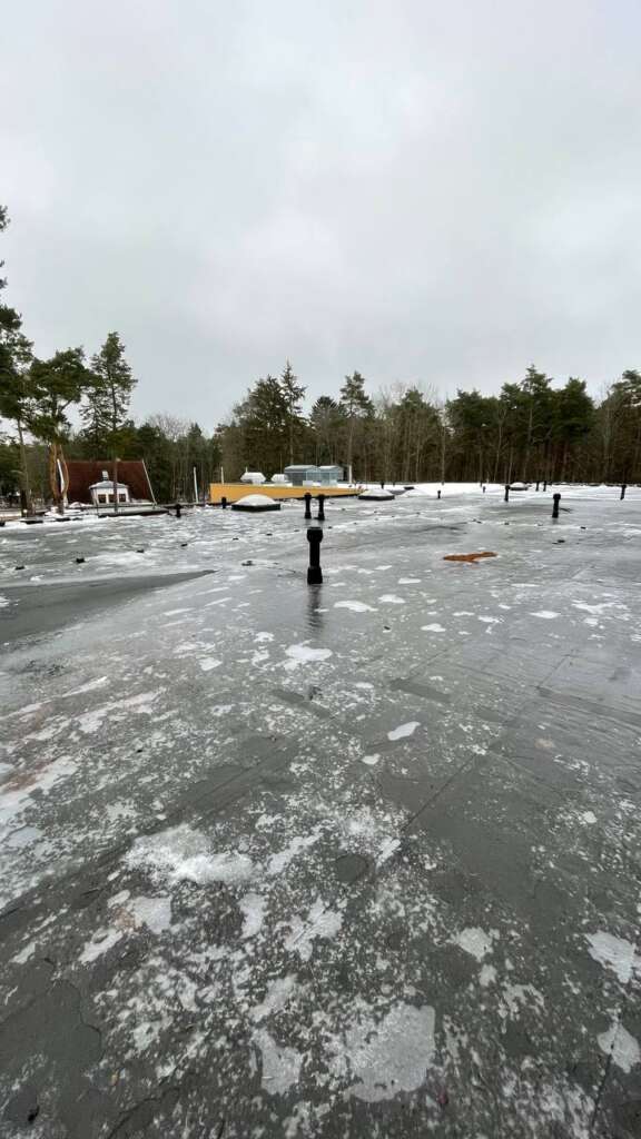 Lumest puhtaks tehtud lamekatus
