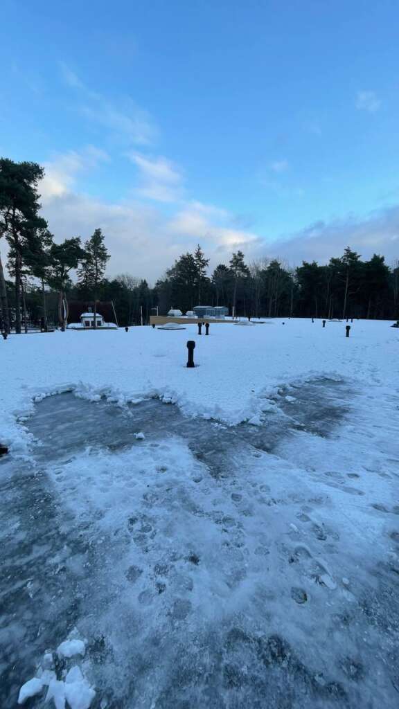 Lumest kaetud lamekatus