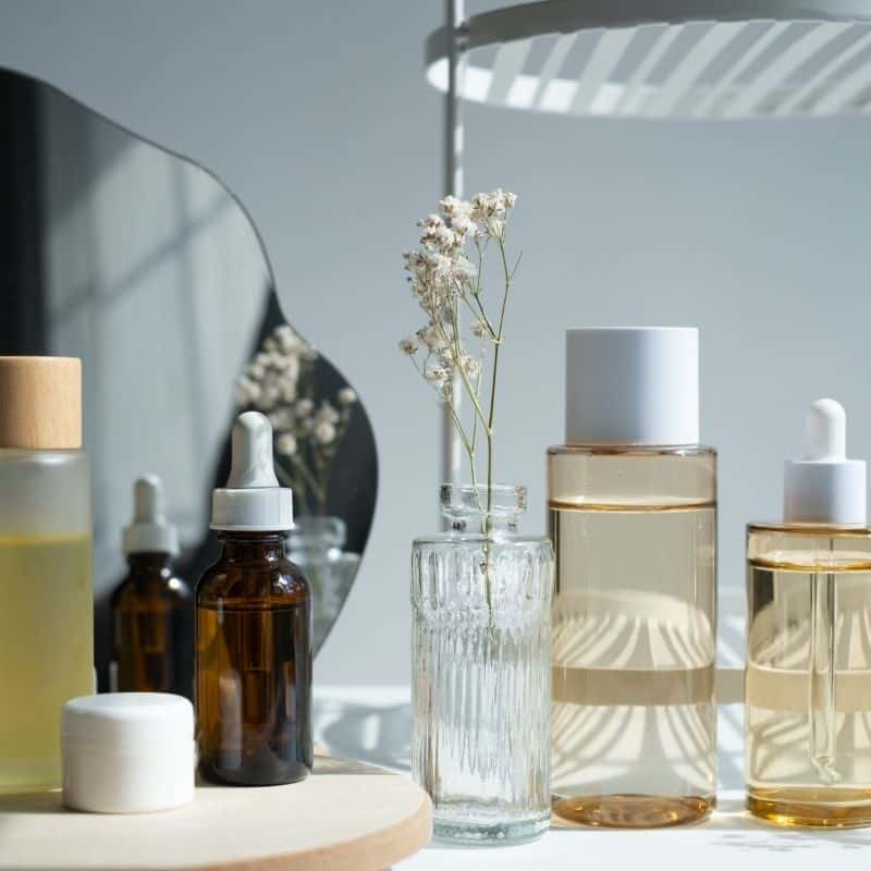 Gesichtstoner in eleganten Glasflaschen auf hellem Hintergrund – sanfte Pflege und Feuchtigkeit von KBEAUTY.DE