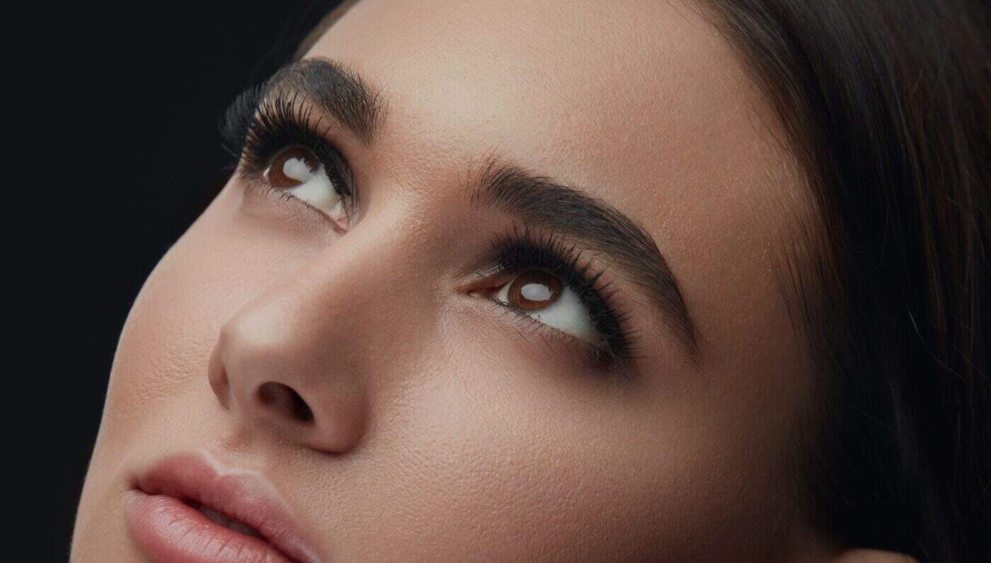 Porträt einer Frau mit langen Wimpern und natürlichem Make-up – Symbol für die Idee, dass schon ein kleines Detail alles verändern kann.