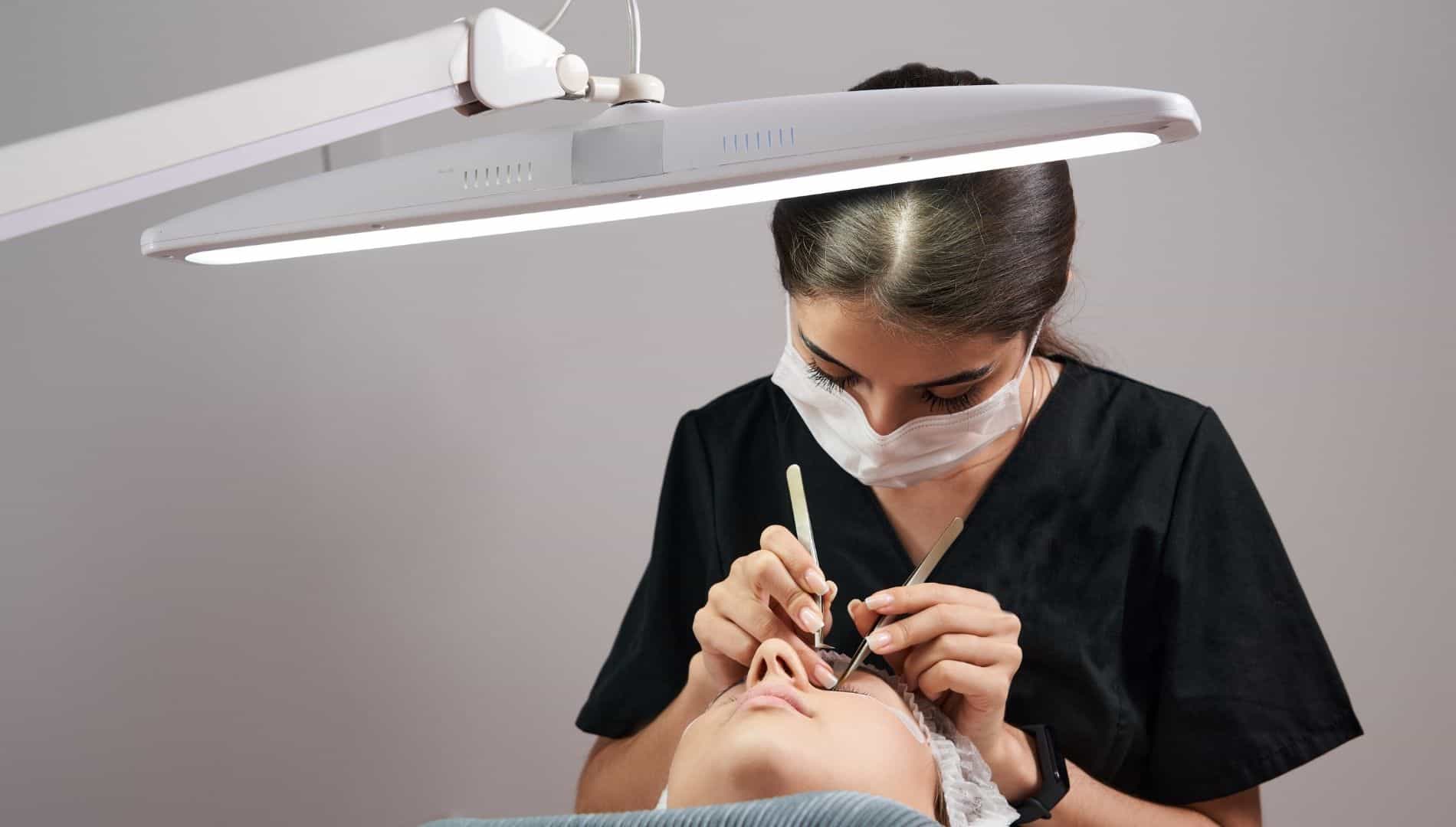 Kosmetikerin führt professionelle Wimpernverlängerung durch – präzise, hygienisch und mit Fokus auf natürliche Schönheit.