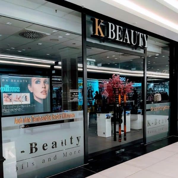 Nagelstudio Berlin in Tegel mit modernen Einrichtung und Nagelpflegeangeboten.