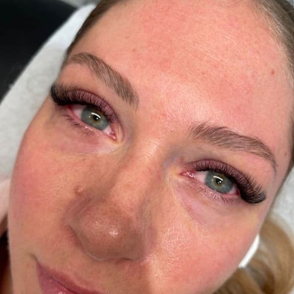 Frau mit professionellen Wimpernverlängerungen im Nagelstudio Berlin-Tegel.