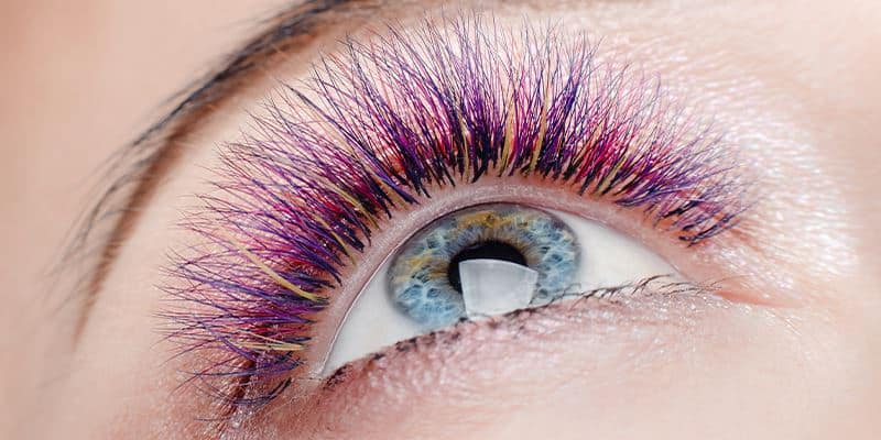 Bunte, farbige Wimpern für einen auffälligen K-Beauty-Look. Perfekte Wimpern für einen einzigartigen Make-up-Stil.