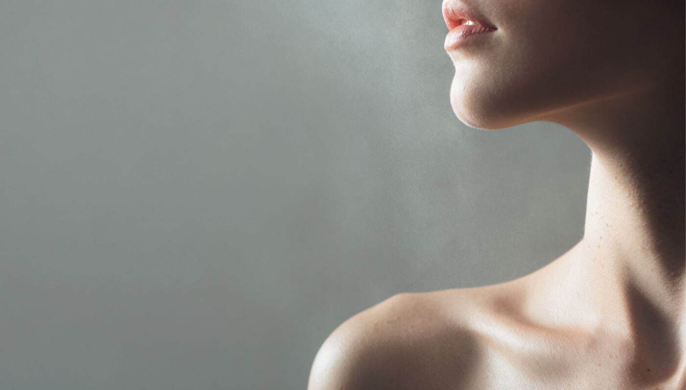 Sanfte Schulter- und Halskontur in weichem Licht – ruhige, ästhetische Atmosphäre.