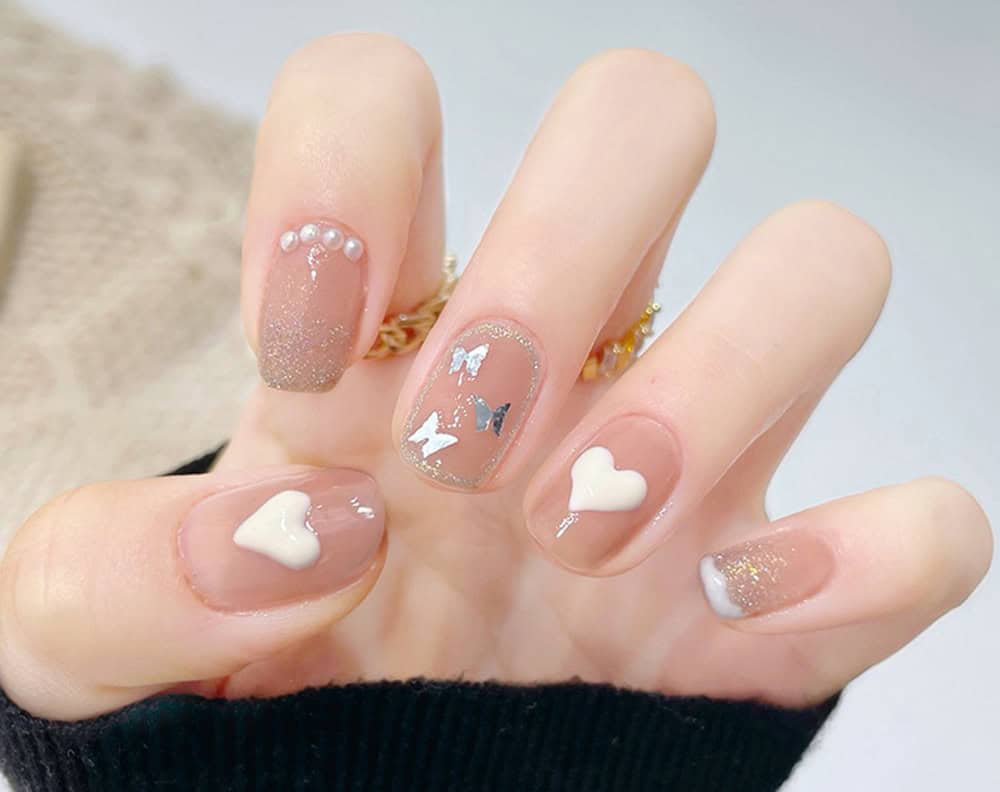 Kreative Valentinstagsnägel mit Herz-Design und Nagelkunst.