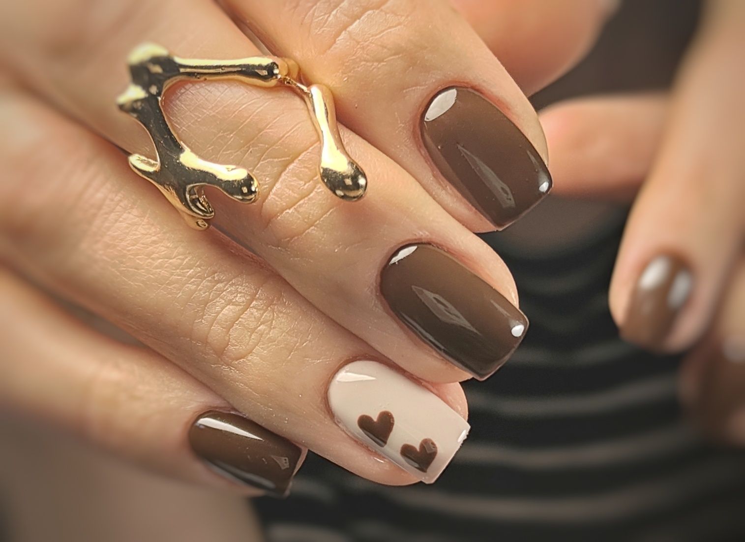 Elegante K-Beauty Nageldesign mit braunen und weißen Nägeln, Herzdetails.