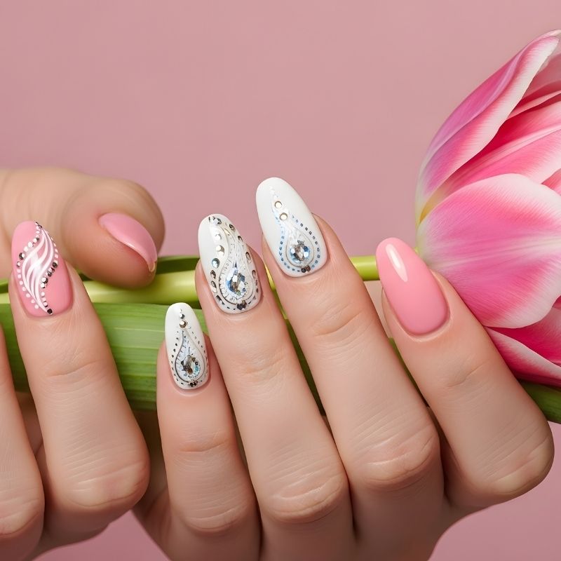 Professionelles Nageldesign mit rosa und silbernem Nail Art bei K Beauty in Berlin