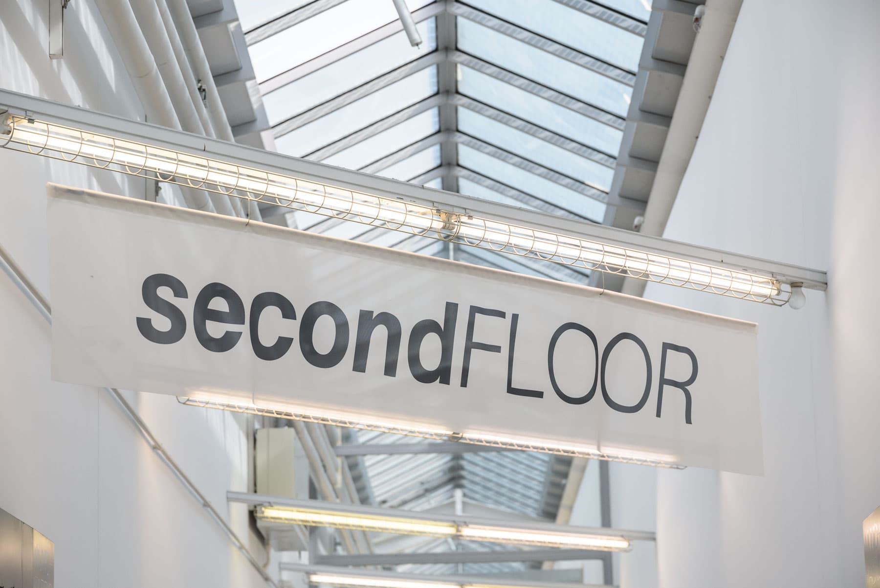 Deckenbanner zur Orientierung - hier im Beispielbild der KBZ Werbetechnik in Köln