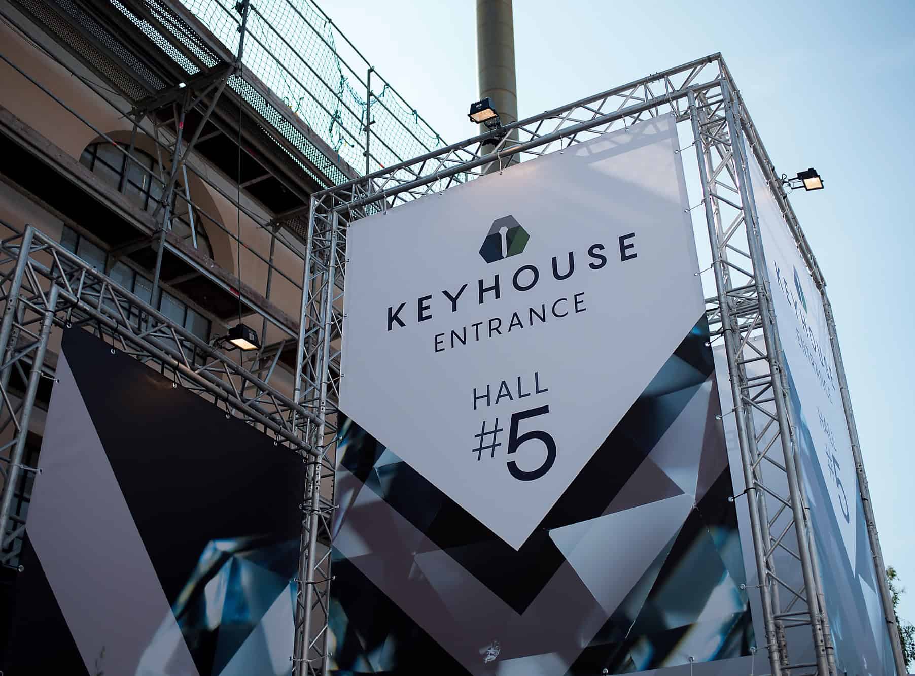 Riesenbanner für Messe und Event - perfekt montiert vom Kölner Team der KBZ Werbetechnik