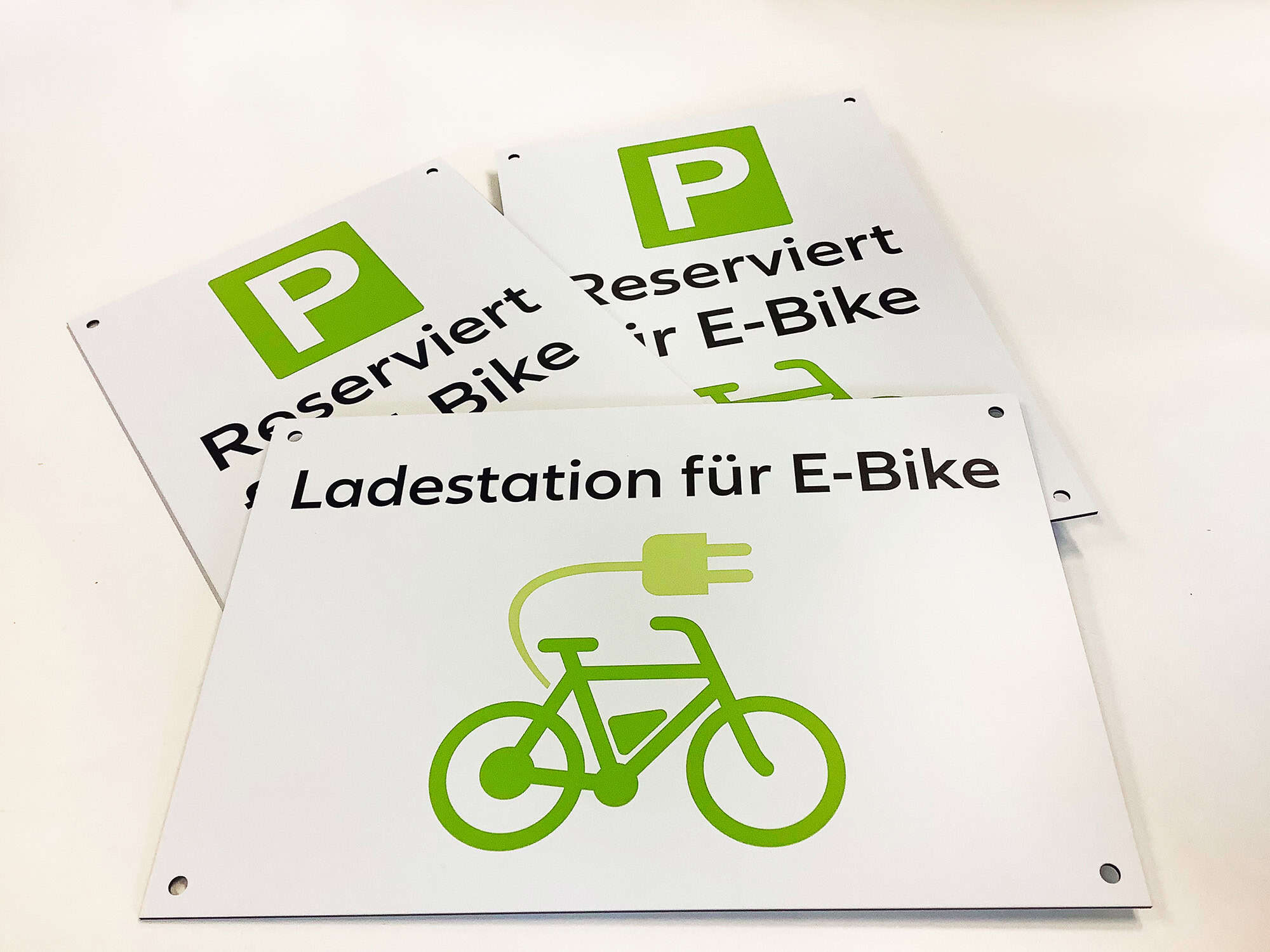 Park-, Reservierungs- oder Verbotsschilder fertigt die KBZ Werbetechnik in Köln auch individuell für Sie, wie hier im Beispielbild.