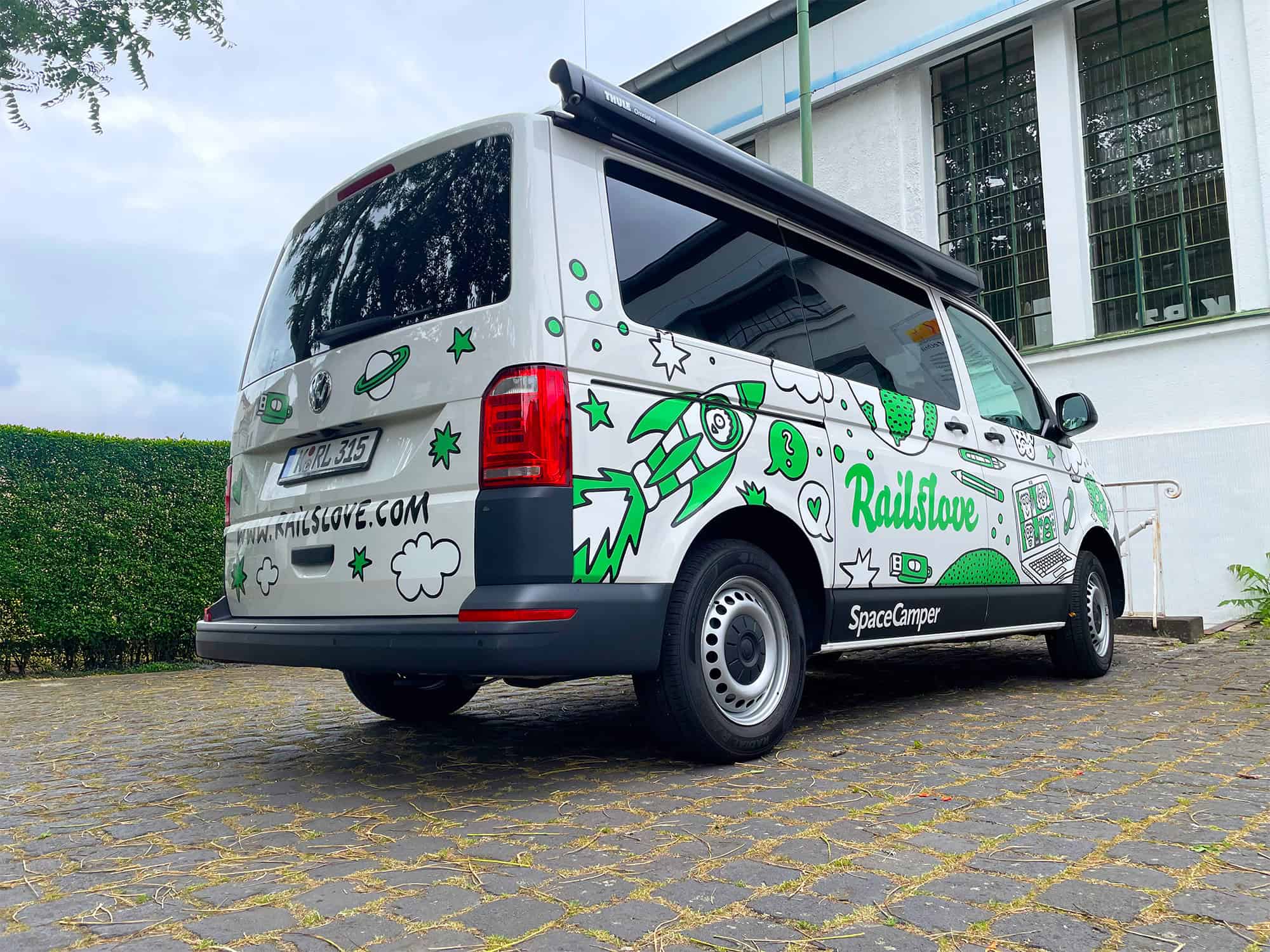 Individuelle Fahrzeugbeschriftung für Start-ups: Railslove Bulli im einzigartigen Space-Design in Köln Nippes