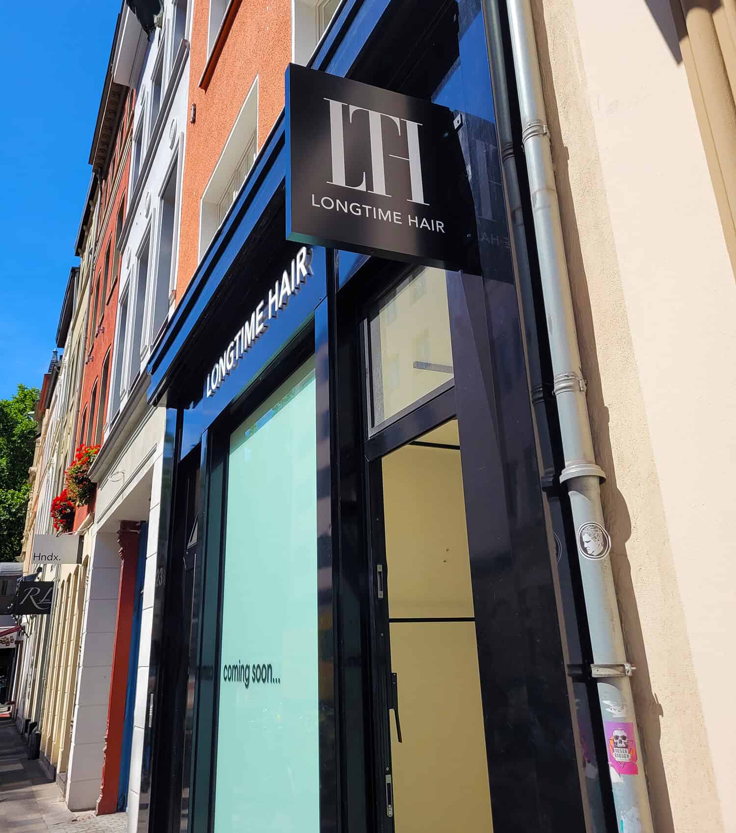 Elegante Außenwerbung für Friseursalons – Stilvolle Werbetechnik in Schwarz-Weiß in Köln Nippes