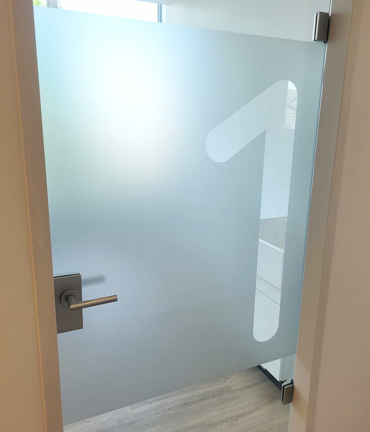 Im Arbeitsbeispiel der KBZ Werbetechnik Köln zu sehen: negativ geplottete Milchglasfolie als Sichtschutz und Raumbezifferung.