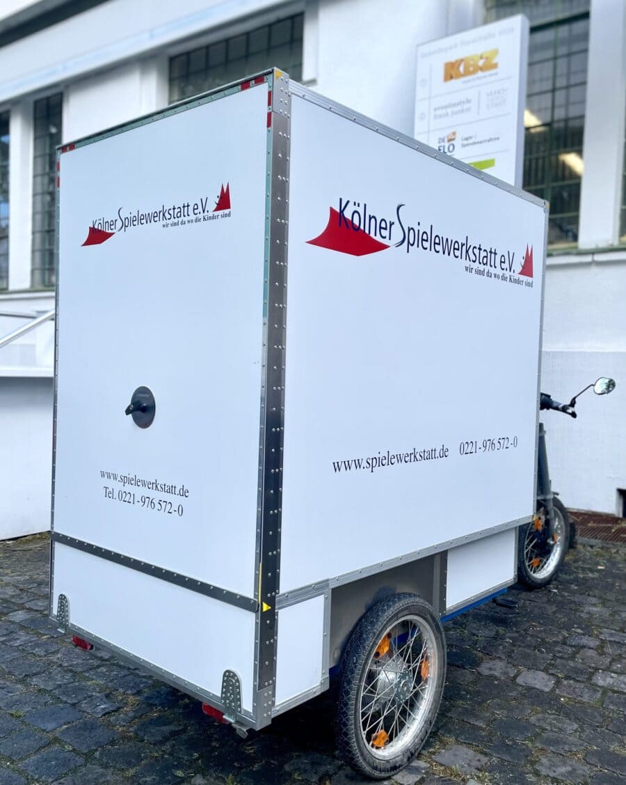 KBZ Werbetechnik in Köln beschriftet Fahrzeuge aller Art. Ob PKW, LKW, E-Roller oder Lastenmobil, wie hier im Beispiel.