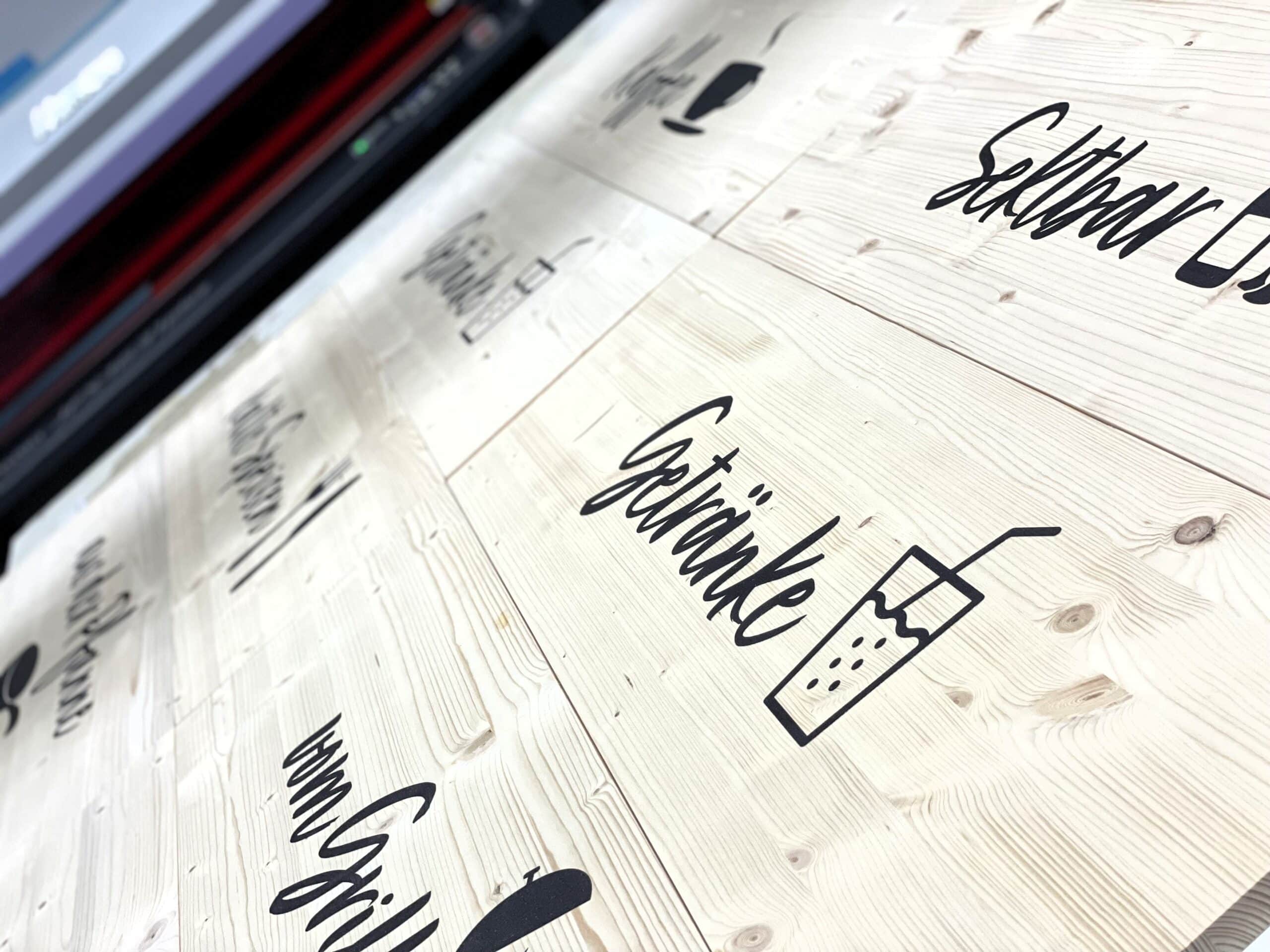 Die Beispielreferenz der KBZ Werbetechnik in Köln zeigt eine nachhaltige Lösung, den Direktdruck auf Holz