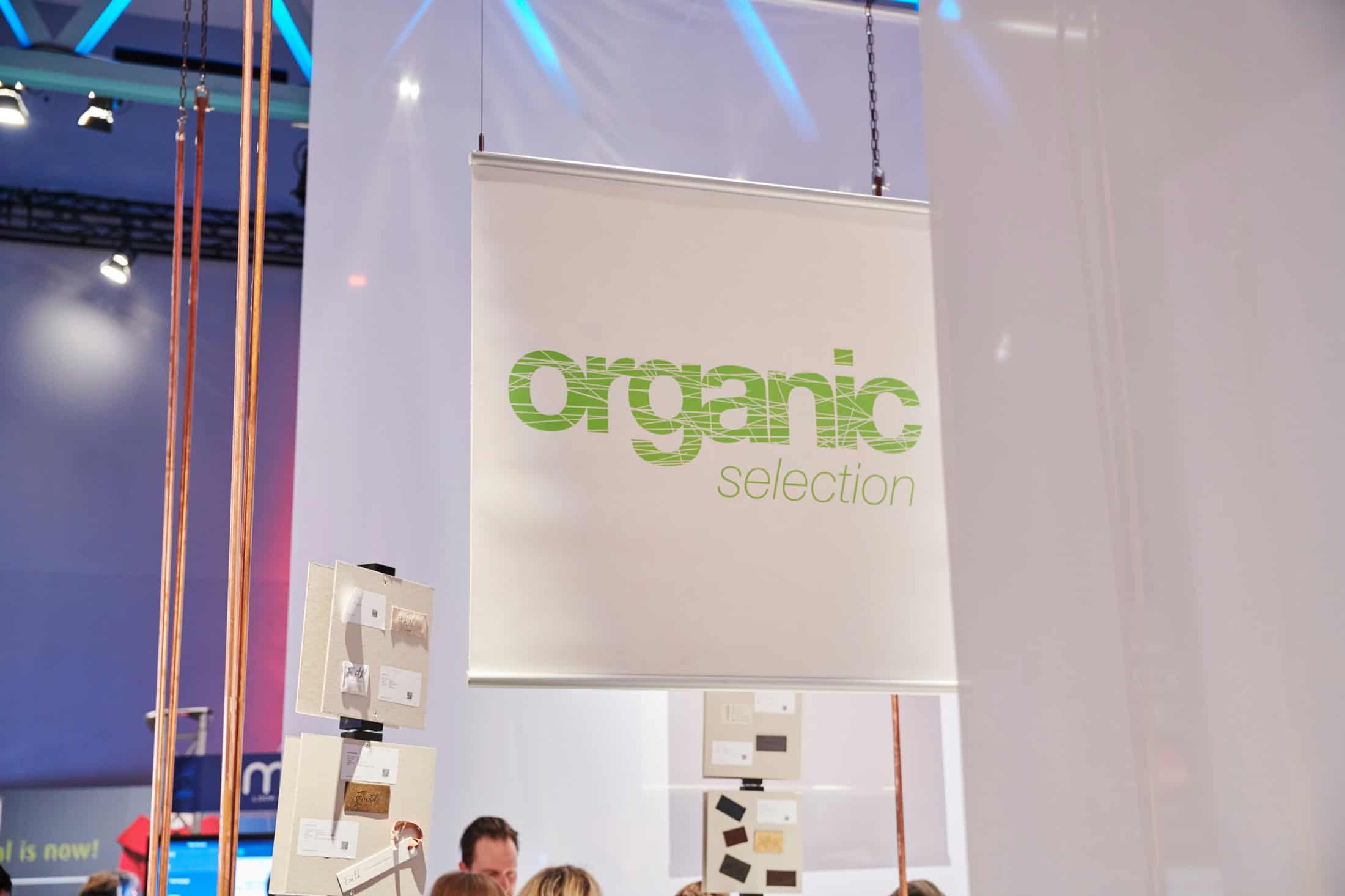 Banner an Kederschienen montiert und als Deckeabhänger verwendet, hier von der KBZ Werbetechnik in Köln.