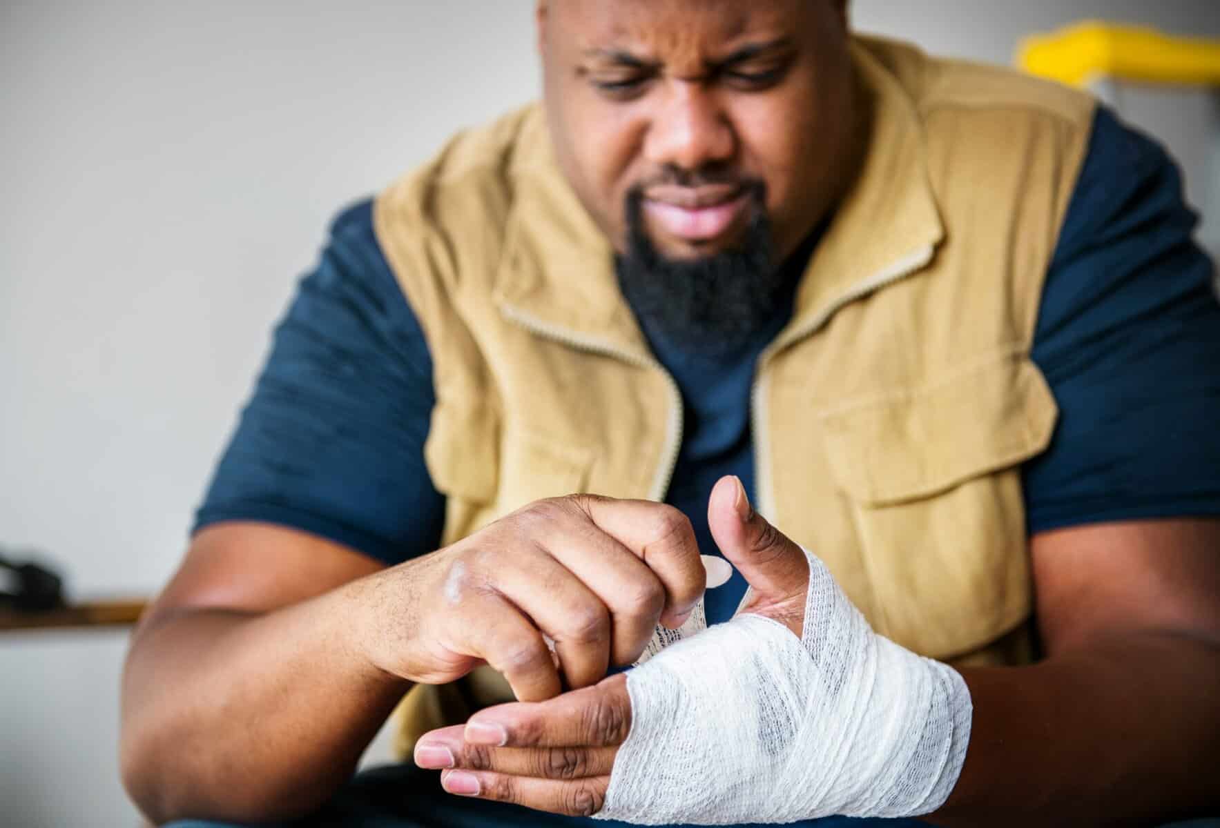 Injured man with arm in cast, seeking legal help for personal injury at The Law Office of Benjamin Arnold, experienced wrongful injury attorney in Kansas City.