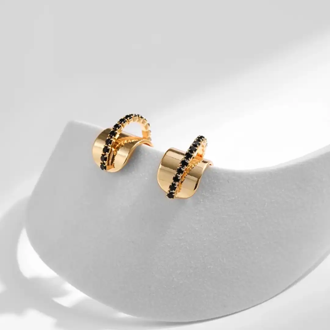 Gold-Ear-Cuff-With-Black-Onyx-Stones-Keira-K (1)