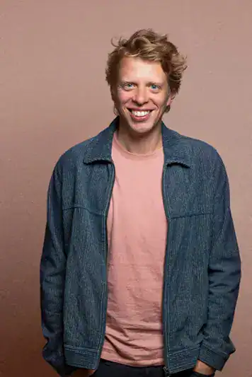 Portrait of a smiling man in casual clothing for Keplerfilm project.