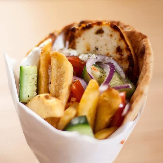 Gyros tál friss zöldségekkel és hagyományos görög fűszerezéssel.