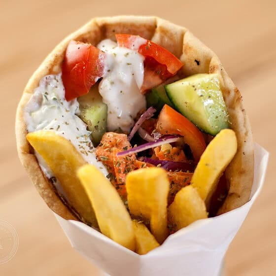 Gyros tál, friss zöldségekkel, szósszal és sült krumplival, autentikus görög ízekkel.