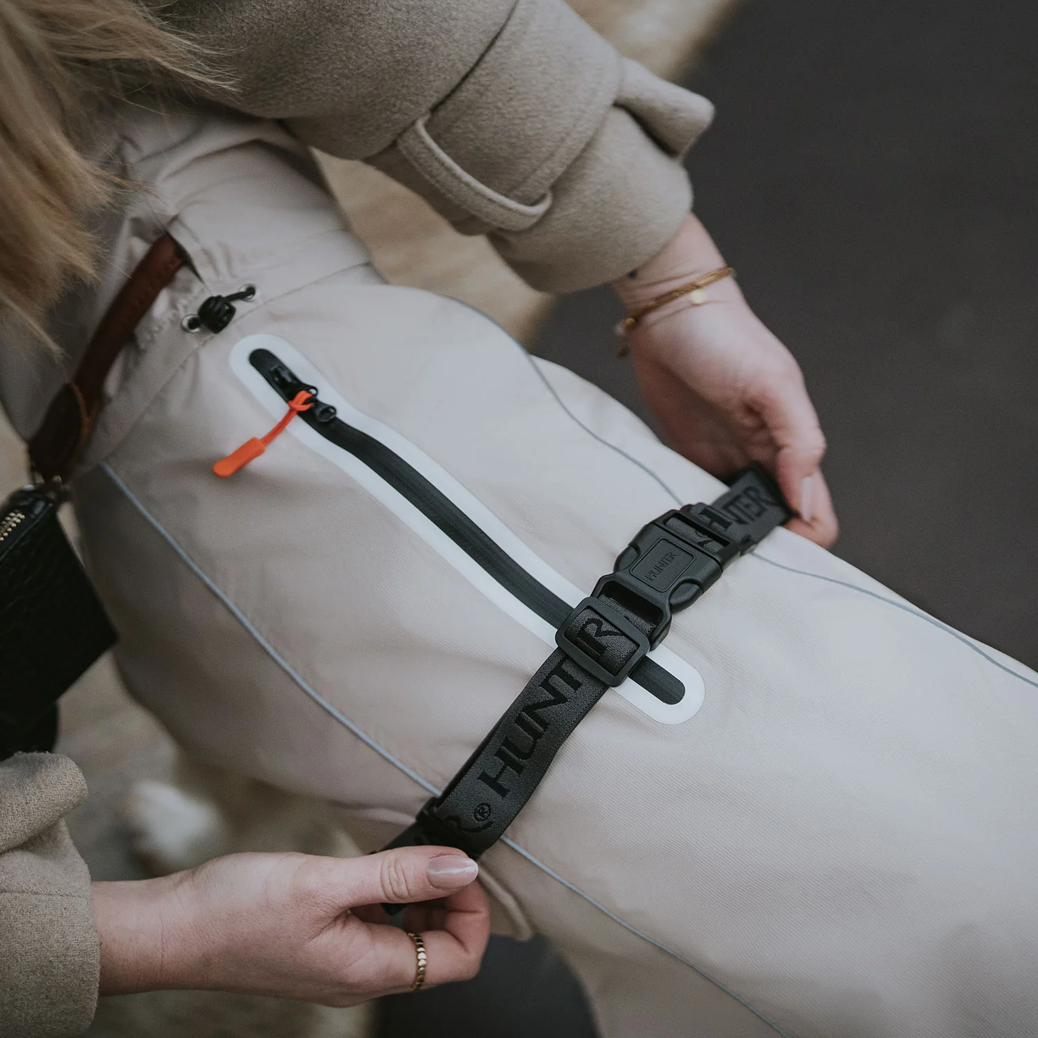 Hundenapf Gurt Zubehör für Hundebesitzer, Sicherheitsgurt mit robuste Befestigungsschlaufe, passend für Hunde an der Leine, premium Hundezubehör, Kiezhund Hundeshop.