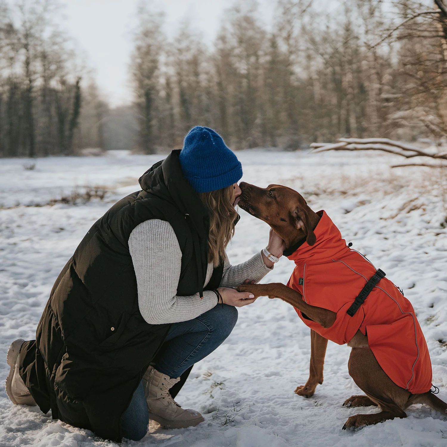 Hundedressur, Wintermantel für Hunde, hochwertiges Hundezubehör, Hundemode, robuste Hundemäntel, Winterhundeartikel, wetterfeste Hundekleidung, Hundeshop, Kiezhund Hundeshop.