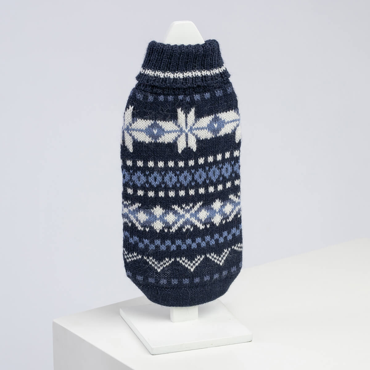 Warmer Hundepullover mit winterlichem Norweger-Muster für Hunde, in Blau, schwarz und Weiß. Perfekt für kalte Tage, kuscheliges Material, stylisches Design, ideal für den Hundeshop Kiezhund.
