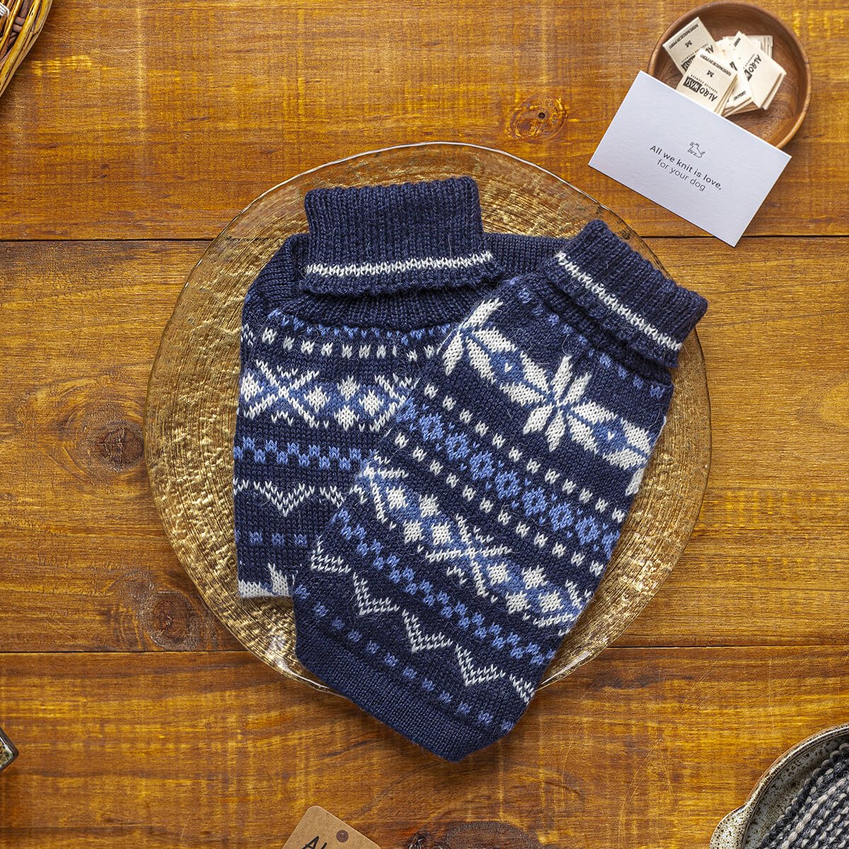 Warme Hundesocken mit Wintermuster in Blau und Weiß für Hunde, ideal für kalte Tage. Perfekt für Hundebesitzer, die Wert auf Komfort und Style legen, erhältlich im Kiezhund Hundeshop.