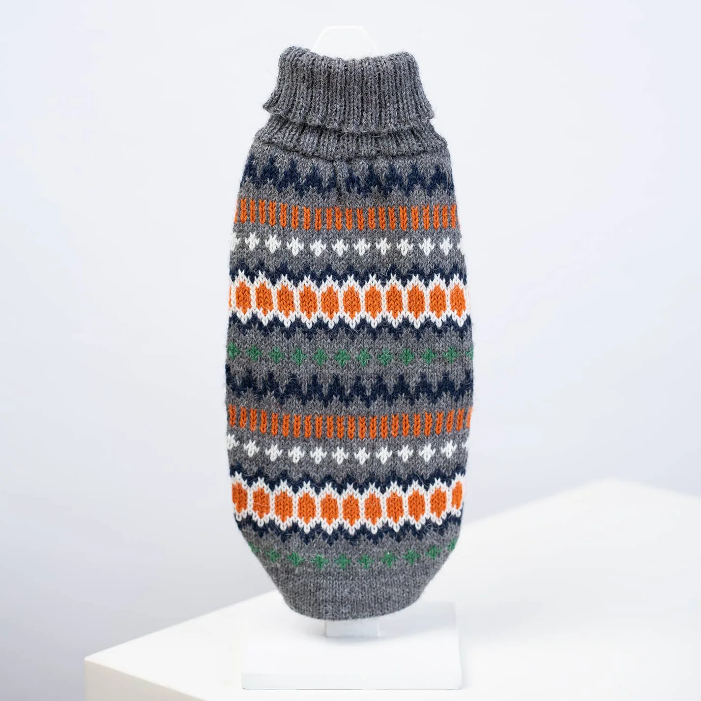 Wärmender Strickpullover für Hunde mit typisch norwegischem Muster, ideal für kalte Tage und Hundeschuhe, hergestellt aus hochwertiger Wolle, perfekt für Hundebesitzer, die Stil und Funktion kombinieren möchten.