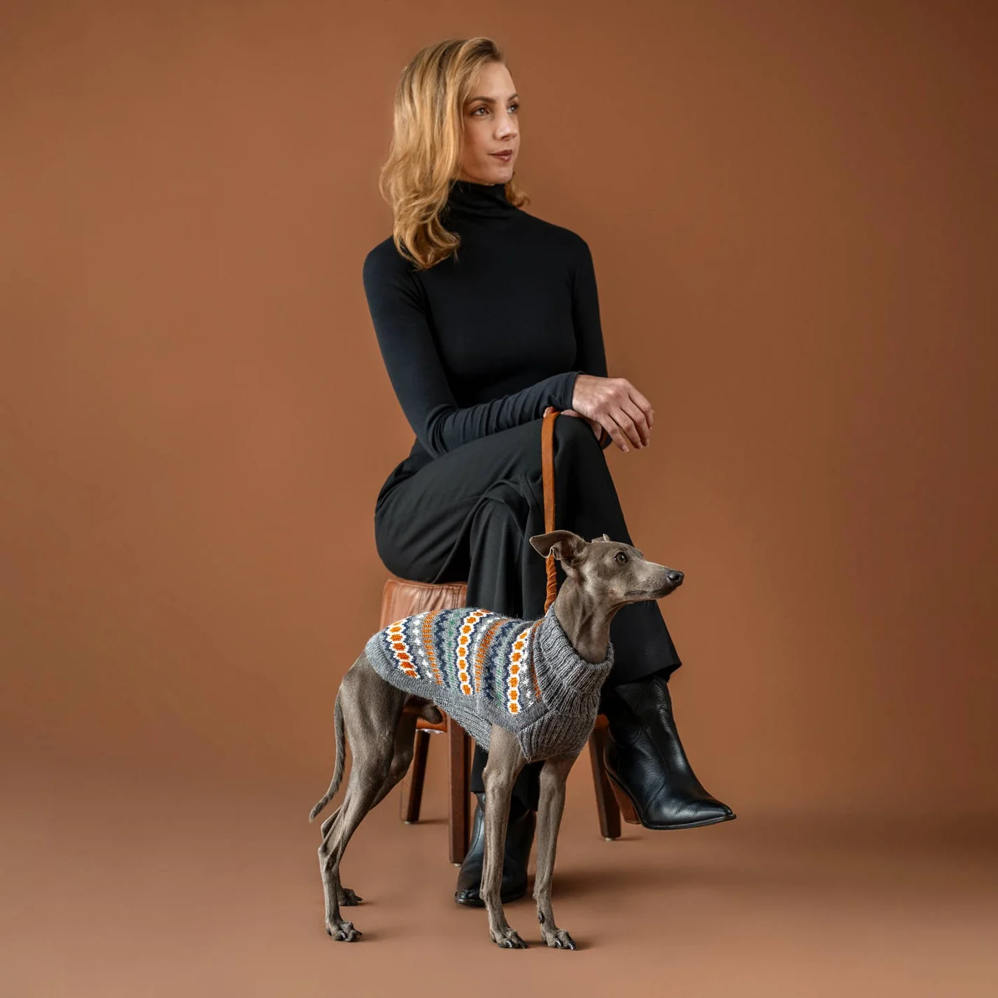 Hundefreundlicher Hundemantel in grau mit buntem Muster, passend für verschiedene Hunderassen, ideal für kaltes Wetter, erhältlich bei Kiezhund Hundeshop.