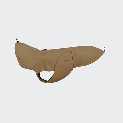 Wasserdichte Hundeschutzjacke für Regentage, geeignet für kleine und große Hunde, in Beige mit praktischem Reflektionsaufdruck.