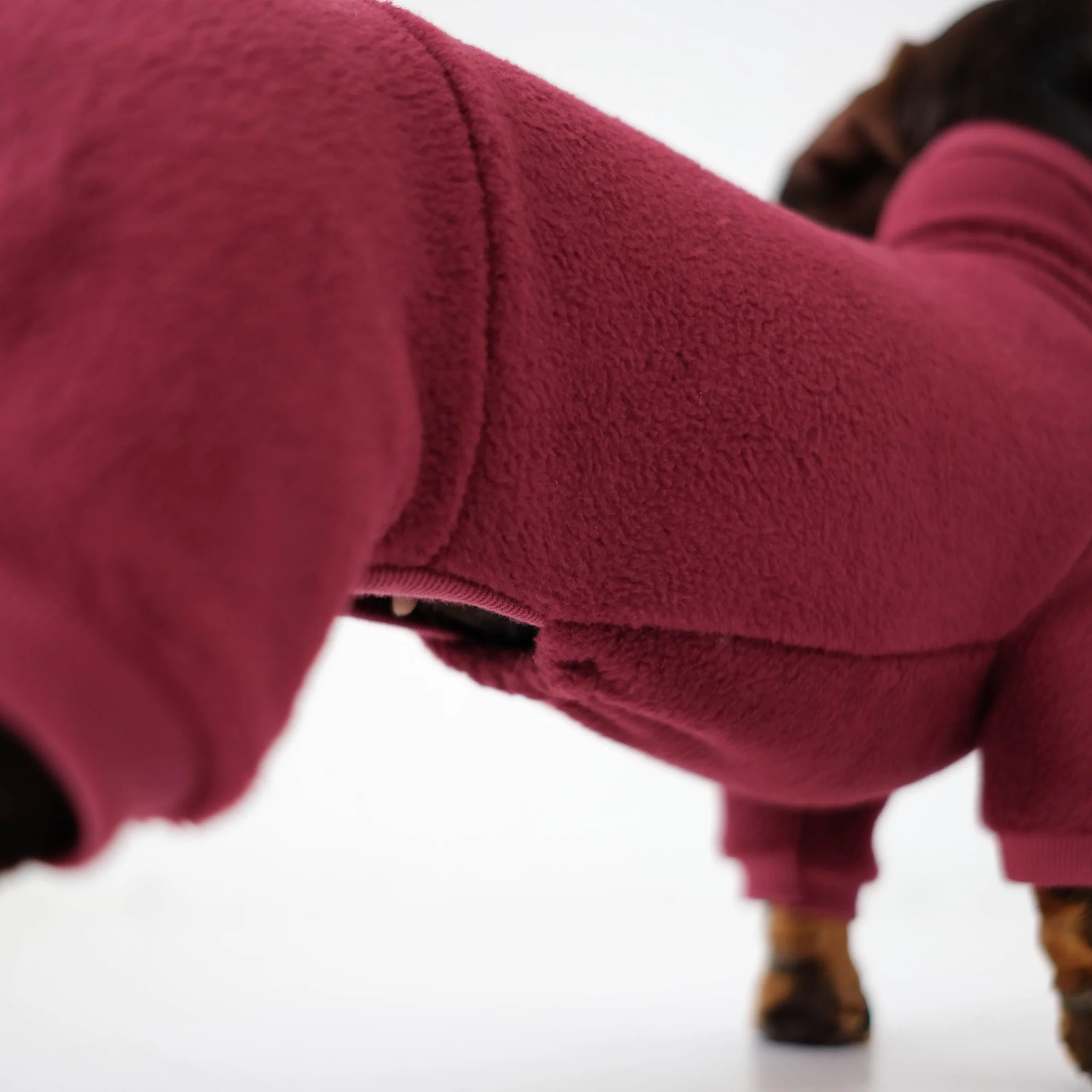 Wärmende Hundefleecejacke in Bordeauxrot, perfekt für kalte Tage beim Spaziergang, mit angenehmem Tragekomfort und hoher Funktionalität, speziell für Hunde im Hundeshop Kiezhund.