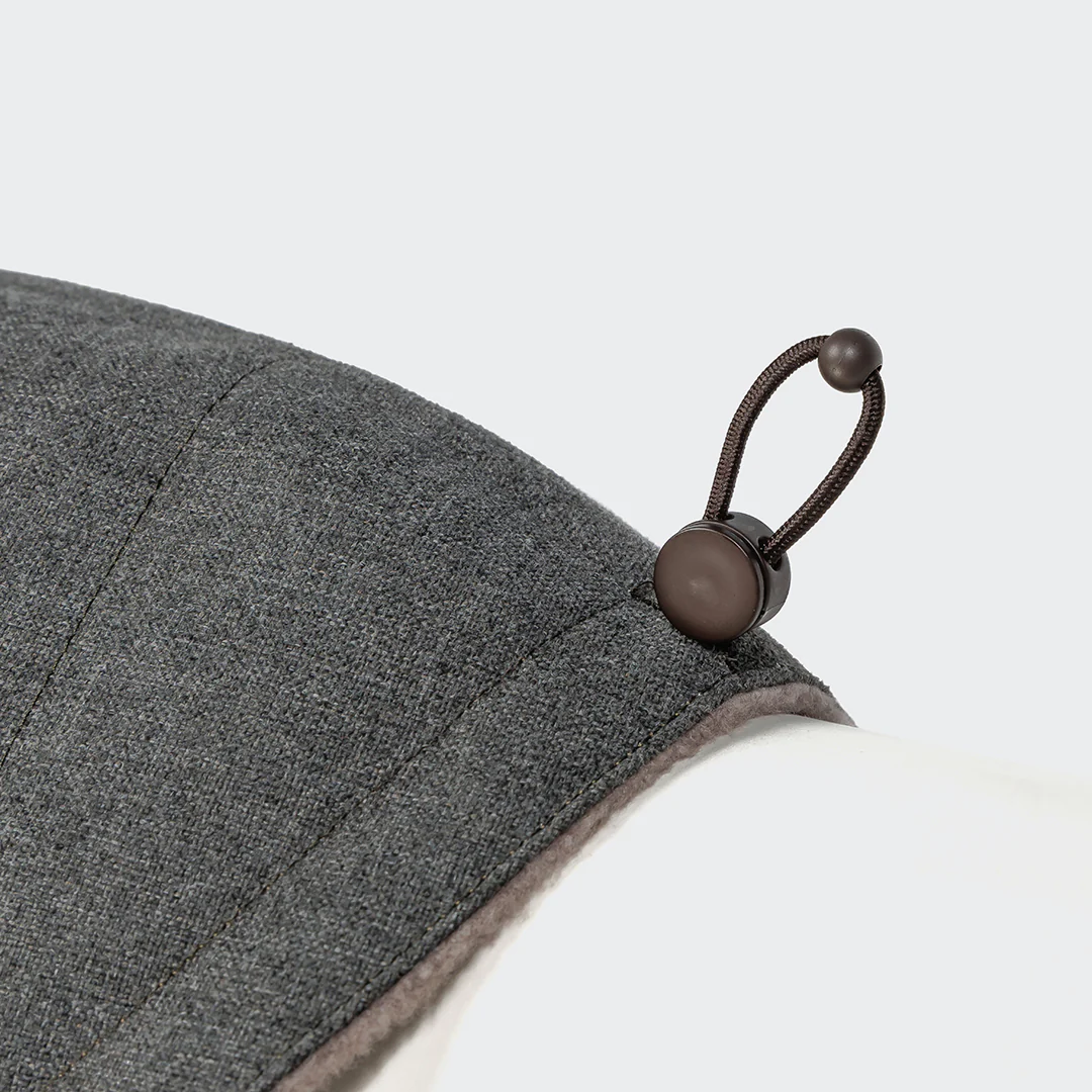 Grau gepolsterter Hundesofa mit verstellbarem Sicherheitsgurt, langlebige Stoffqualität, ideal für komfortable Hundesitzplätze, beim Kiezhund Hundeshop erhältlich.