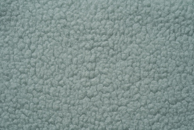 Weiches, hellgraues Fleecestoff für Hundebekleidung und Accessoires bei Kiezhund Hundeshop.