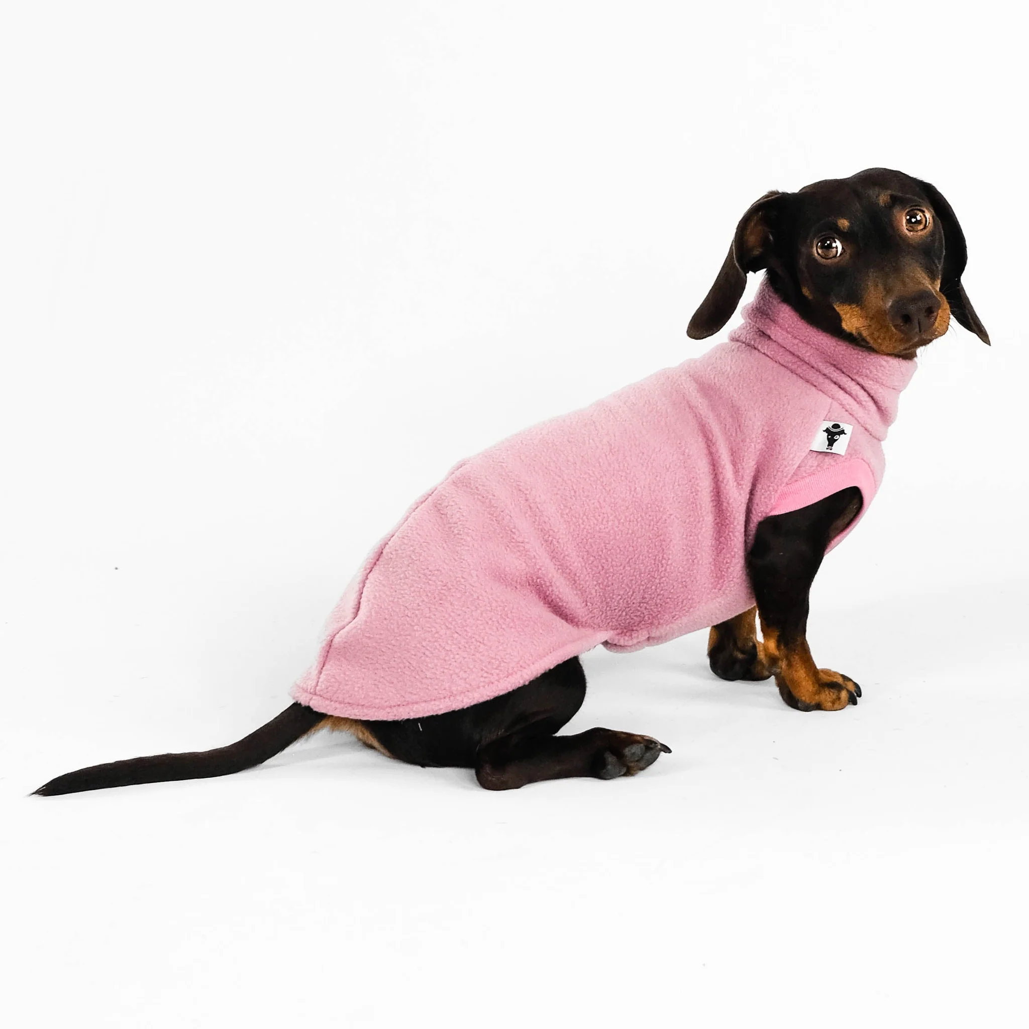 Hochwertiger Hundemantel aus pinkem Fleece bei Kiezhund Hundeshop, ideal für kalte Tage, perfekt für empfindliche Hunde, robust und bequem, reflektierende Details erhöhen die Sicherheit.